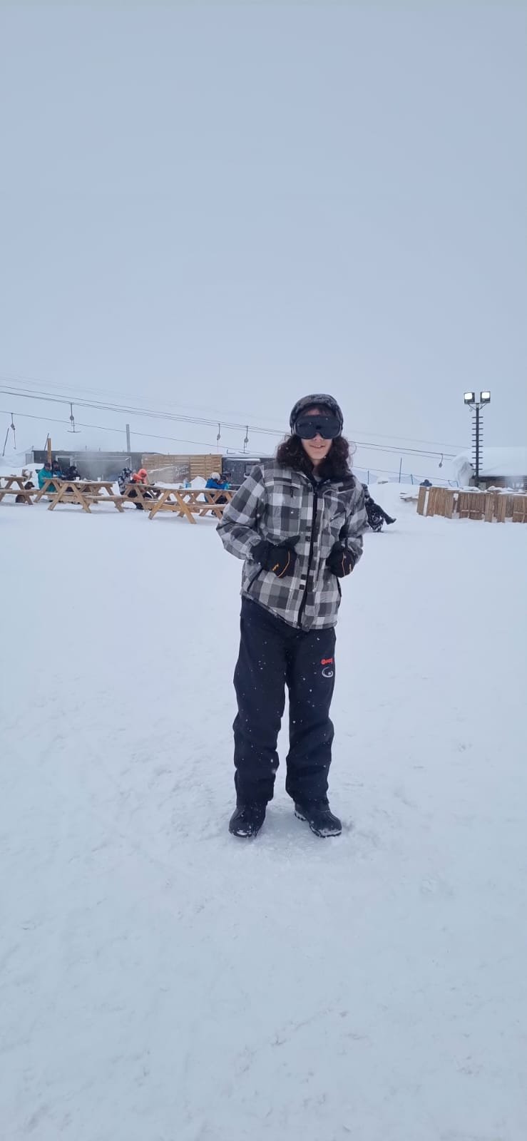 Turista aproveitando a neve no centro de esqui de Farellones, Chile